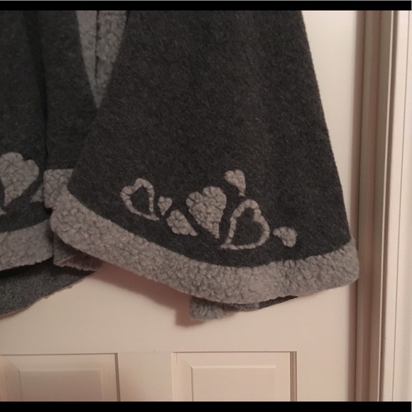 Alice V wool zippered cape. - Picture 3 of 4